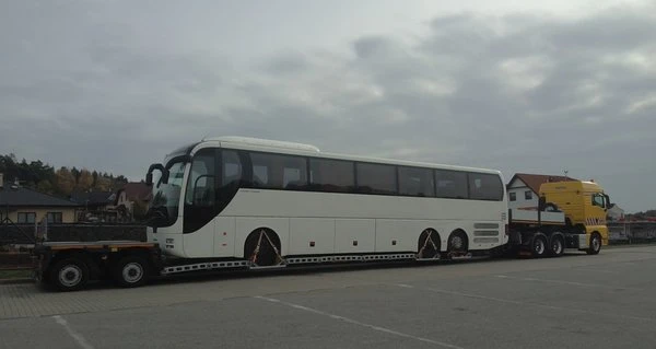 International transport of tri-axle buses