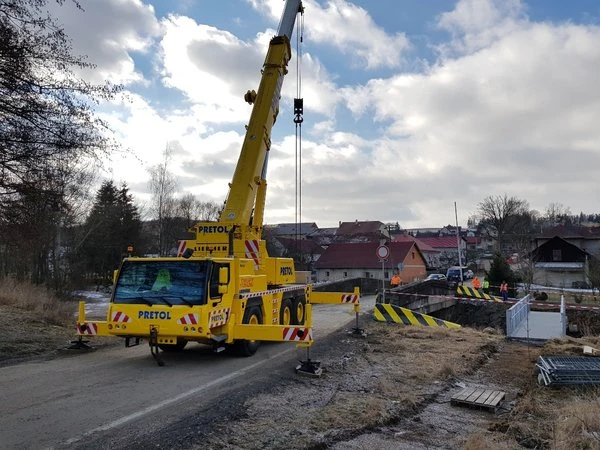 They are preparing for a demolition of a bridge in Mírovka. A temporary footbridge is already in place